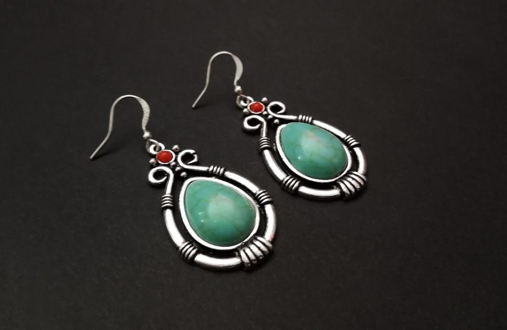 Boho-Ohrringe in Türkis oder Rot und tibetisches Silber - Option Ohrhaken aus 925er Sterlingsilber