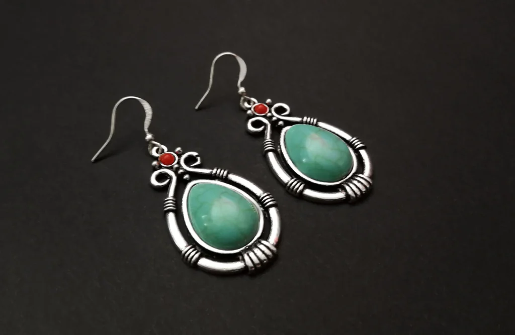 Boho-Ohrringe in Türkis oder Rot und tibetisches Silber - Option Ohrhaken aus 925er Sterlingsilber
