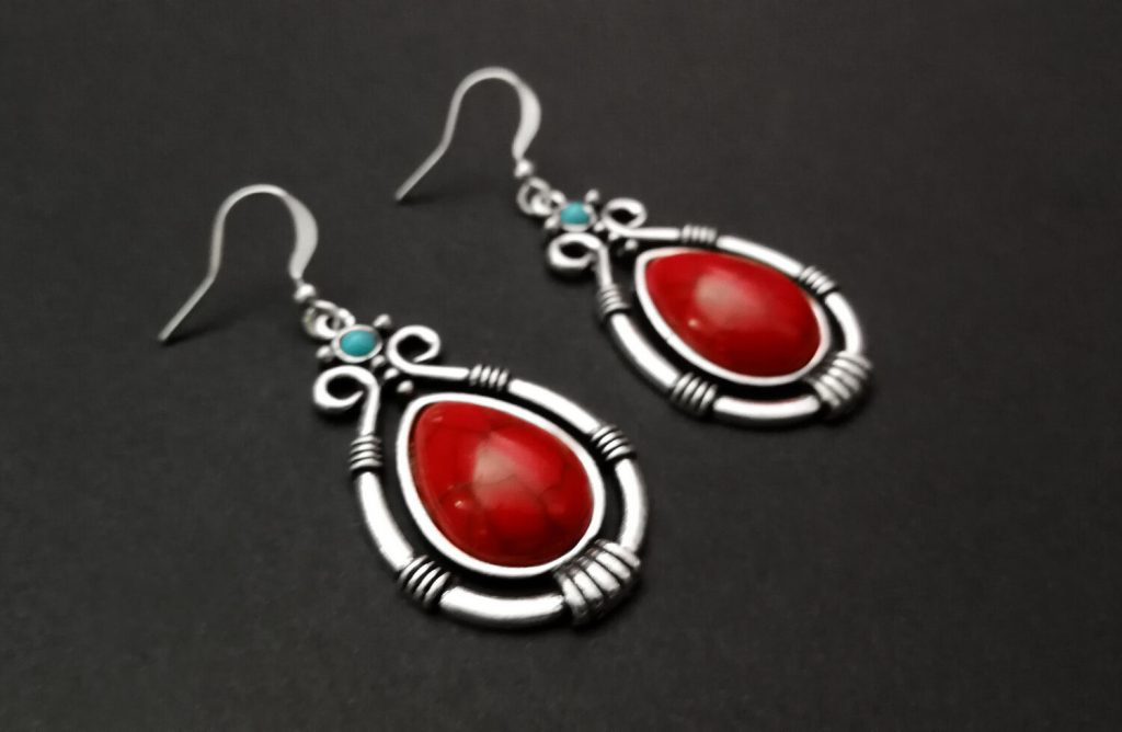 Boho-Ohrringe in Türkis oder Rot und tibetisches Silber - Option Ohrhaken aus 925er Sterlingsilber