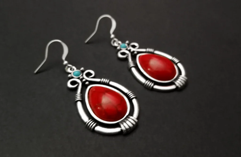 Boho-Ohrringe in Türkis oder Rot und tibetisches Silber - Option Ohrhaken aus 925er Sterlingsilber