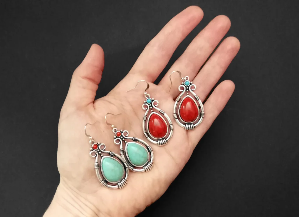 Boho-Ohrringe in Türkis oder Rot und tibetisches Silber - Option Ohrhaken aus 925er Sterlingsilber