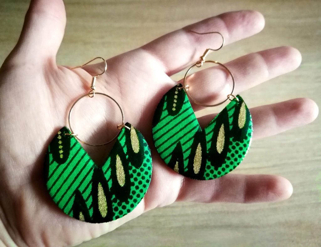 Pendientes geométricos de madera y tela a elegir