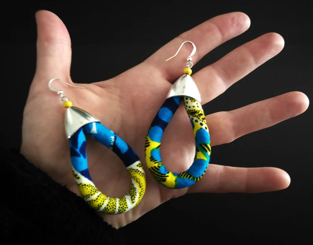 Pendientes en forma de gota personalizados en tela y plata tibetana