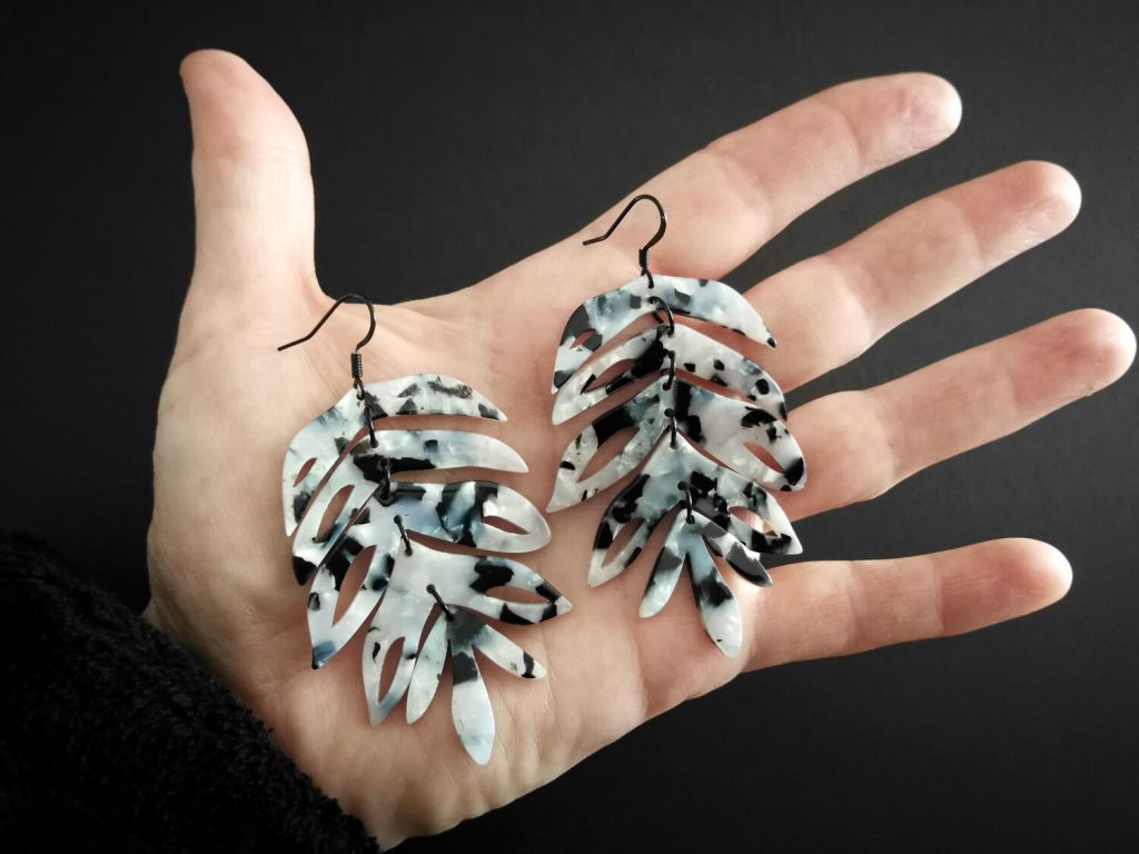 Pendientes de plumas / hojas de resina y acero inoxidable - 3 modelos a elegir