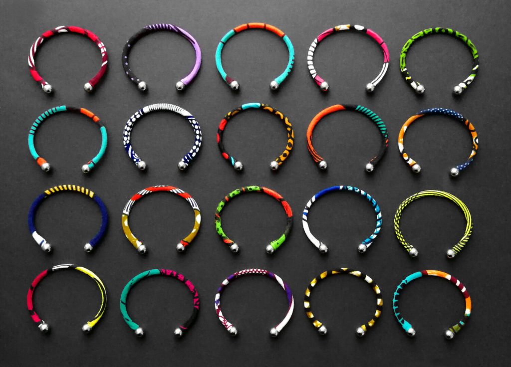 Schmales offenes Armband aus silberfarbenem oder goldfarbenem Edelstahl und Stoff nach Wahl