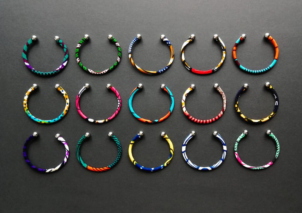 Schmales offenes Armband aus silberfarbenem oder goldfarbenem Edelstahl und Stoff nach Wahl