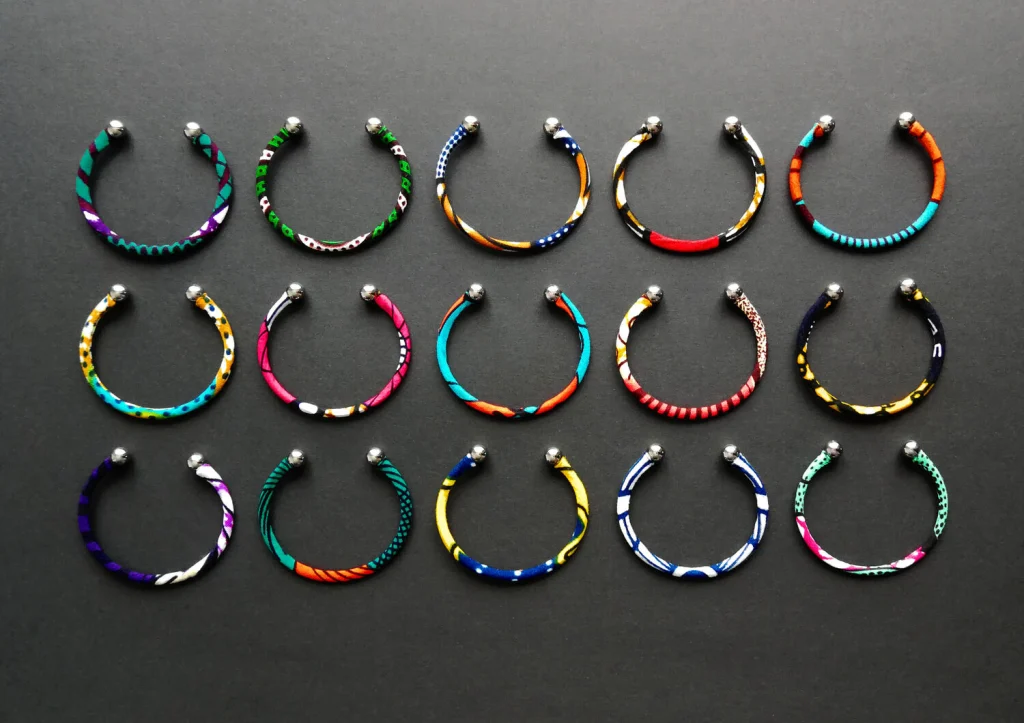Pulsera fina abierta de acero inoxidable plateado o dorado y tela a elegir