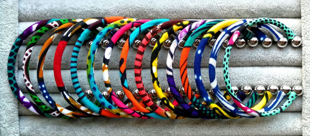 Schmales offenes Armband aus silberfarbenem oder goldfarbenem Edelstahl und Stoff nach Wahl