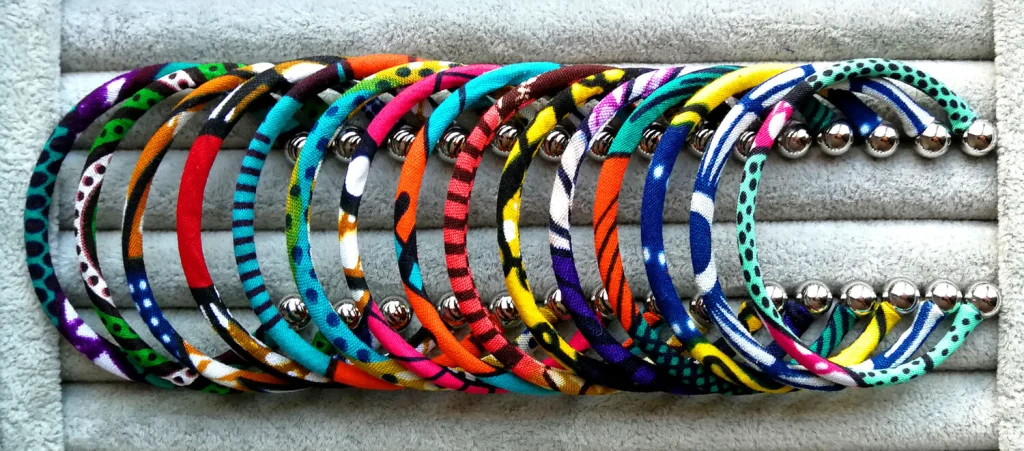 Pulsera fina abierta de acero inoxidable plateado o dorado y tela a elegir