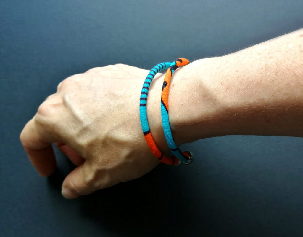 Schmales offenes Armband aus silberfarbenem oder goldfarbenem Edelstahl und Stoff nach Wahl