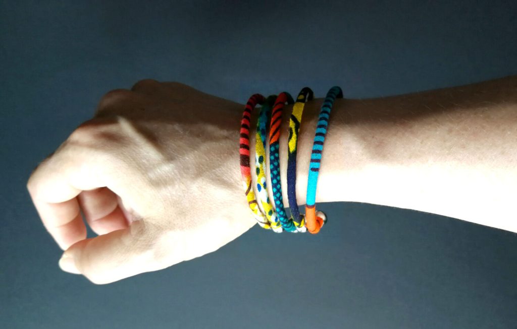 Schmales offenes Armband aus silberfarbenem oder goldfarbenem Edelstahl und Stoff nach Wahl