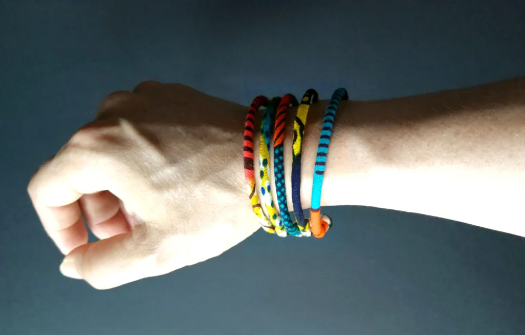 Pulsera fina abierta de acero inoxidable plateado o dorado y tela a elegir