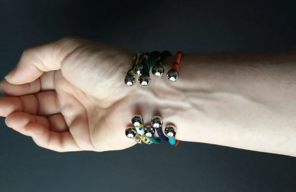 Pulsera fina abierta de acero inoxidable plateado o dorado y tela a elegir