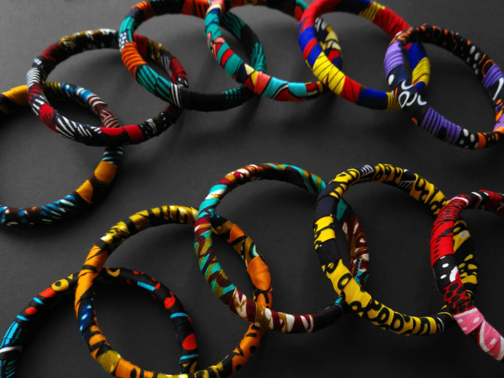 Bracciale rigido sottile (1,1 cm di larghezza) e waterproof personalizzato nel tessuto che preferisci