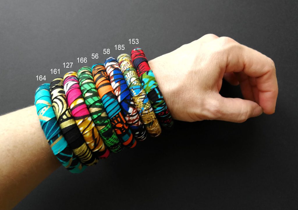 Bracciale rigido sottile (1,1 cm di larghezza) e waterproof personalizzato nel tessuto che preferisci