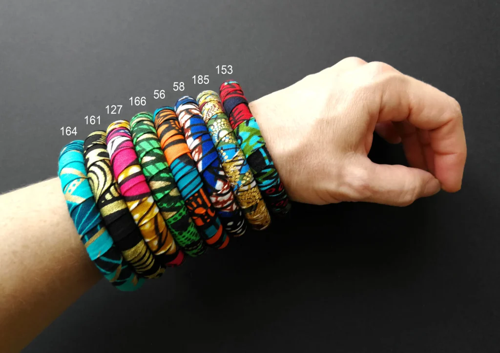 Bracciale rigido sottile (1,1 cm di larghezza) e waterproof personalizzato nel tessuto che preferisci