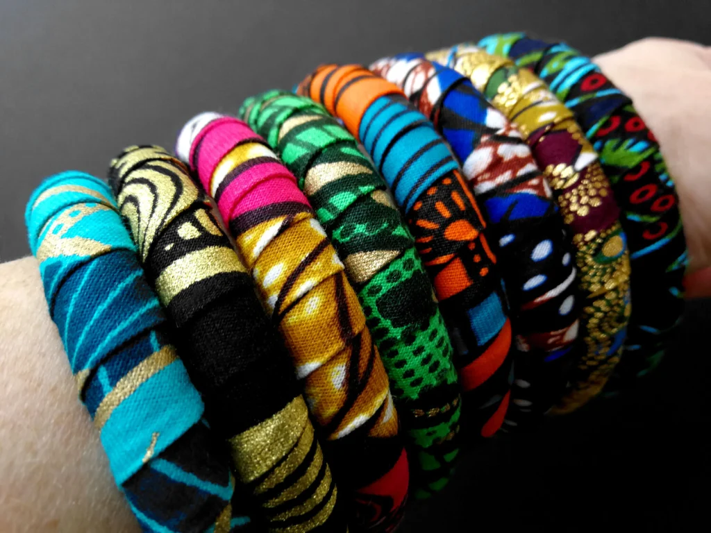 Bracciale rigido sottile (1,1 cm di larghezza) e waterproof personalizzato nel tessuto che preferisci