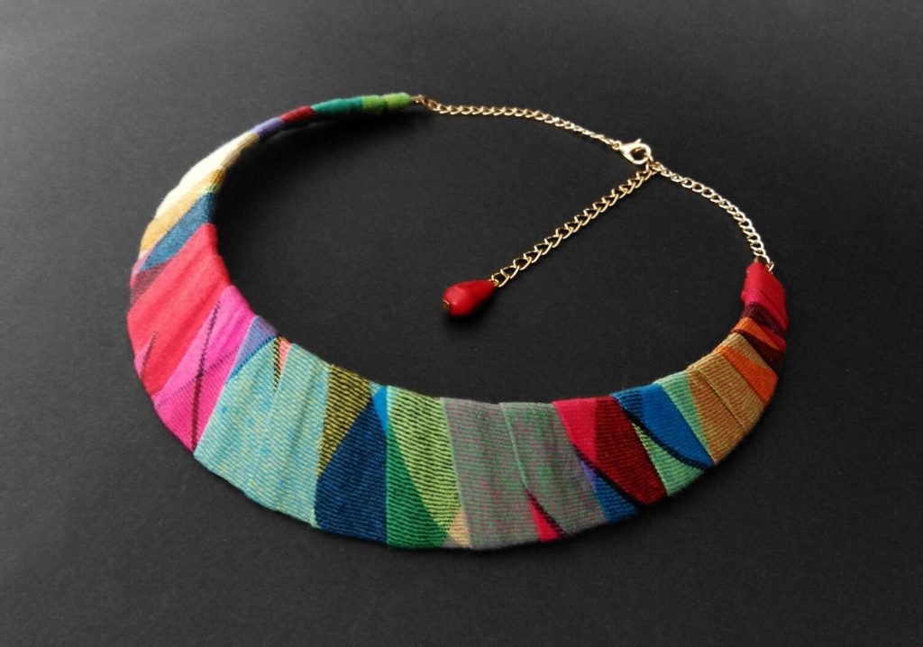 Collar babero de 3,5 cm de ancho, tela y sistema de cierre a elegir, longitud ajustable