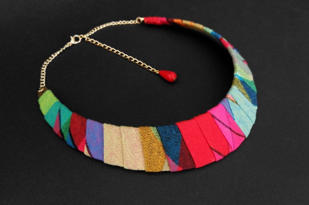 Collar babero de 3,5 cm de ancho, tela y sistema de cierre a elegir, longitud ajustable