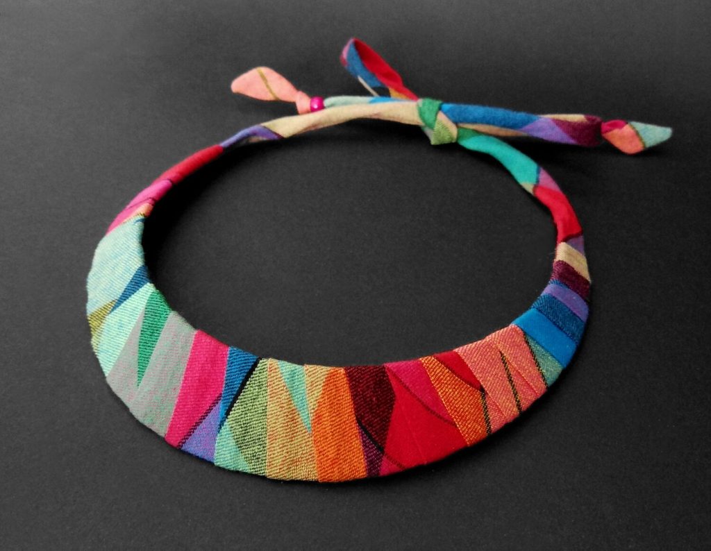 Collar babero de 3,5 cm de ancho, tela y sistema de cierre a elegir, longitud ajustable