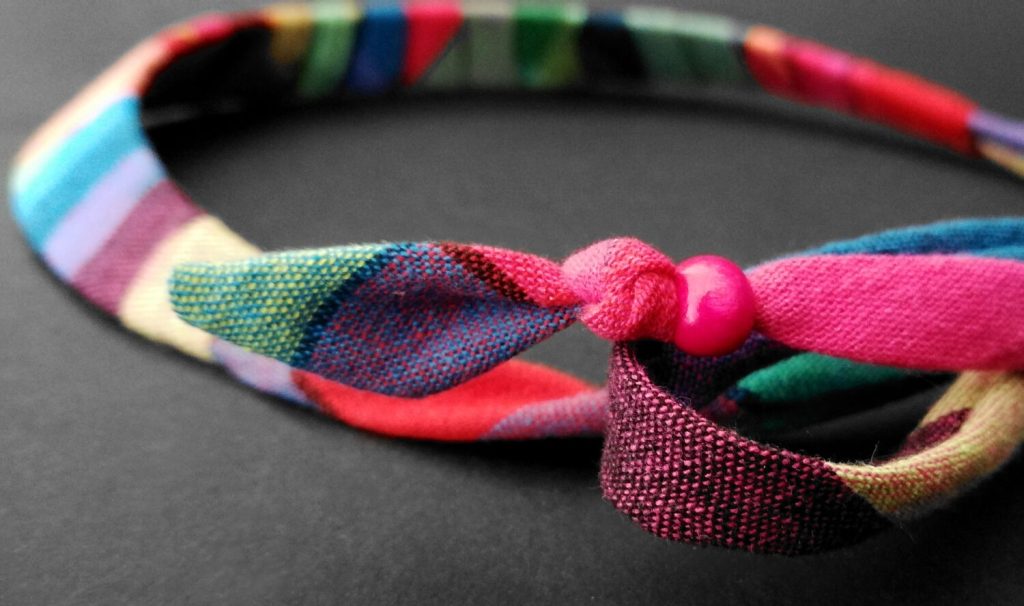 Collar babero de 3,5 cm de ancho, tela y sistema de cierre a elegir, longitud ajustable