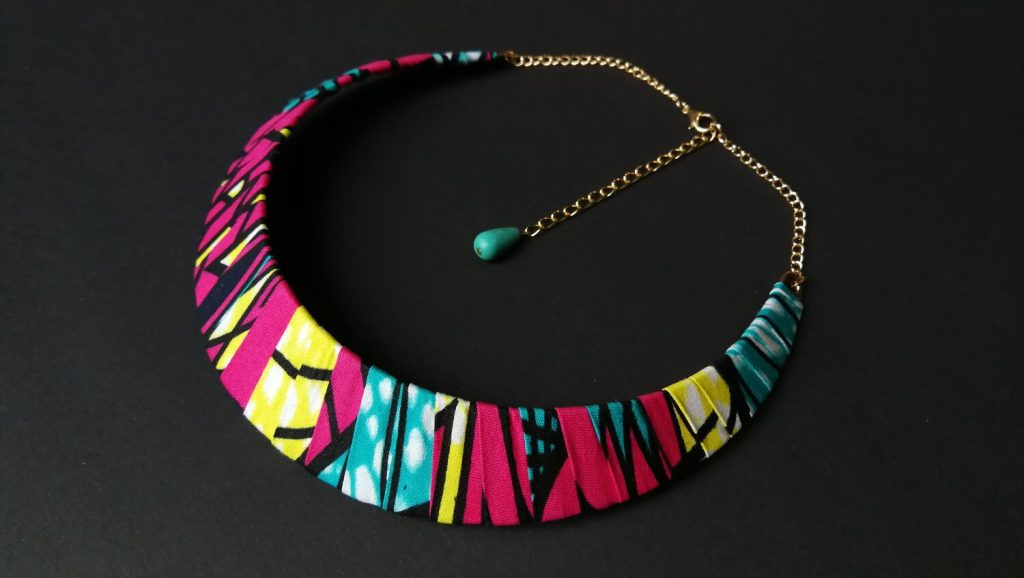 Collar babero de 3,5 cm de ancho, tela y sistema de cierre a elegir, longitud ajustable