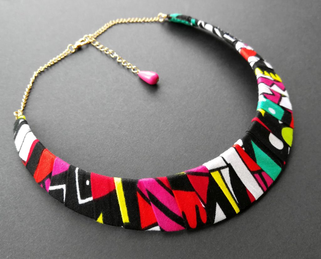 Collar babero de 3,5 cm de ancho, tela y sistema de cierre a elegir, longitud ajustable