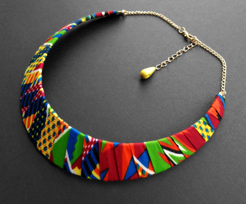Collar babero de 3,5 cm de ancho, tela y sistema de cierre a elegir, longitud ajustable