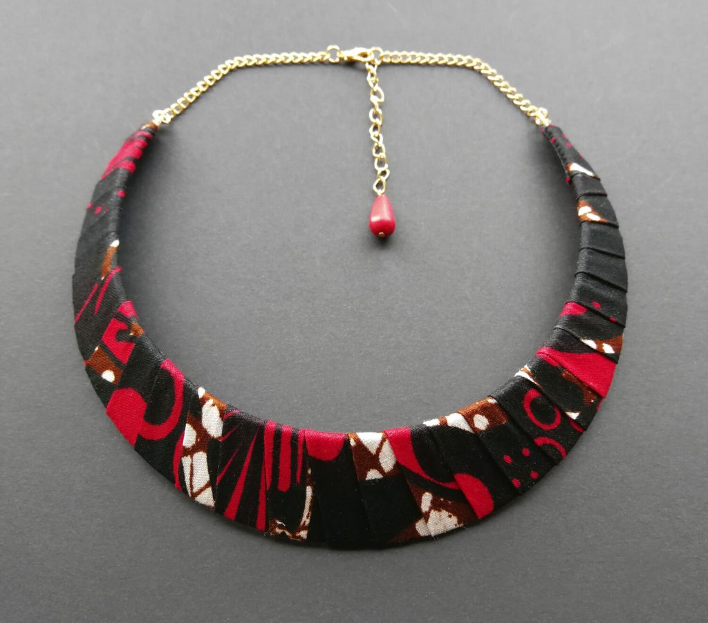 Collar babero de 3,5 cm de ancho, tela y sistema de cierre a elegir, longitud ajustable