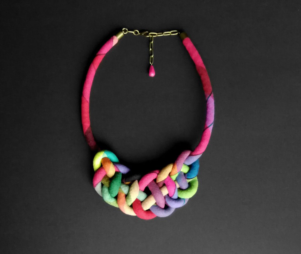 Collana a plastron nodo marinaro personalizzata - tessuto e montatura a scelta