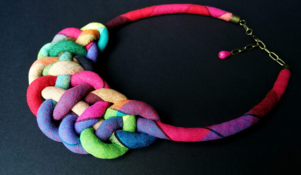 Collana a plastron nodo marinaro personalizzata - tessuto e montatura a scelta