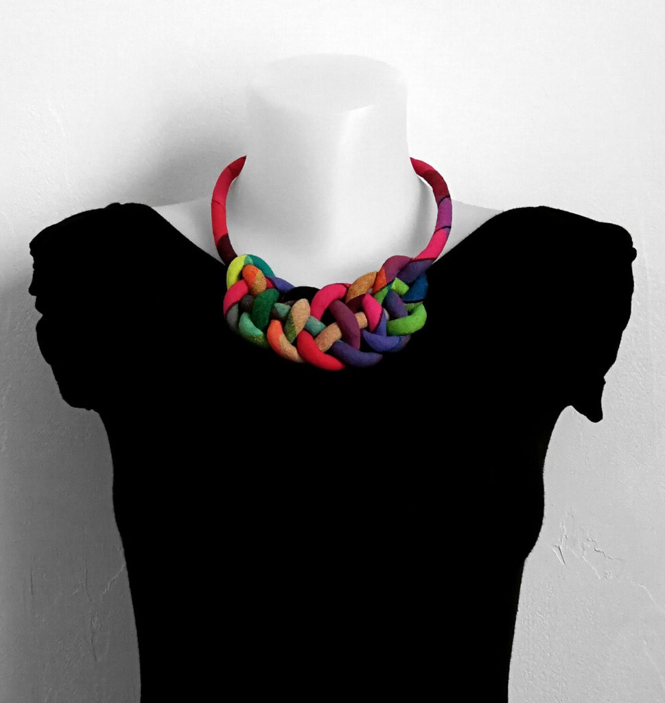 Collana a plastron nodo marinaro personalizzata - tessuto e montatura a scelta