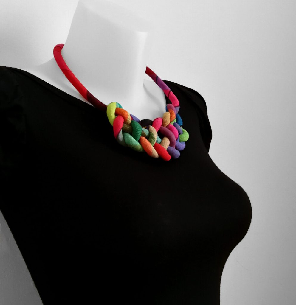 Collana a plastron nodo marinaro personalizzata - tessuto e montatura a scelta
