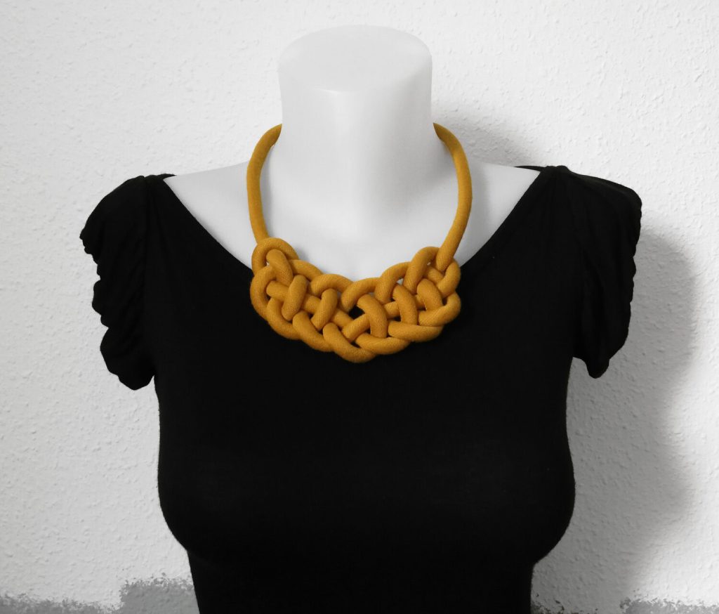 Collana a plastron nodo marinaro personalizzata - tessuto e montatura a scelta