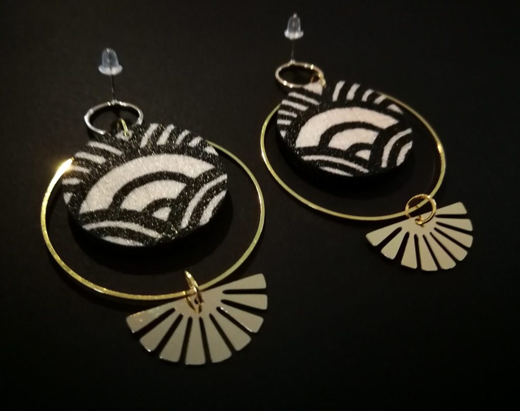 Japanische Katzen-Ohrringe, Holz mit Harz, Fassung goldfarben · Rückseite