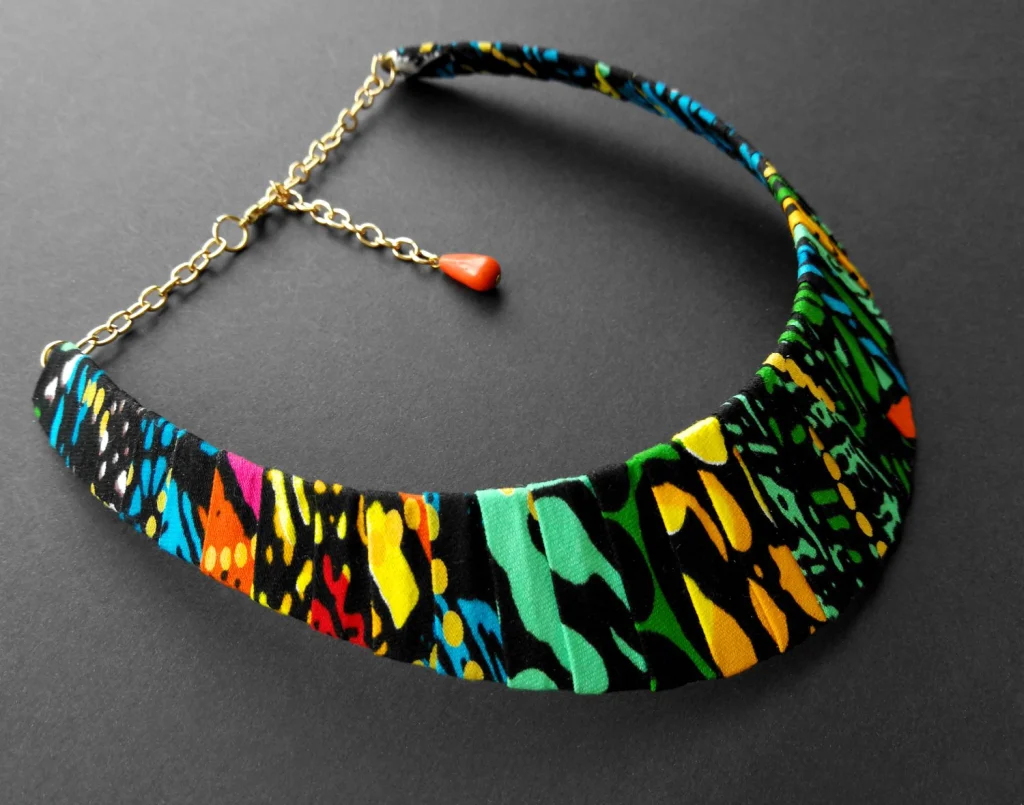 Collana a plastron larga in wax 195, pezzo unico