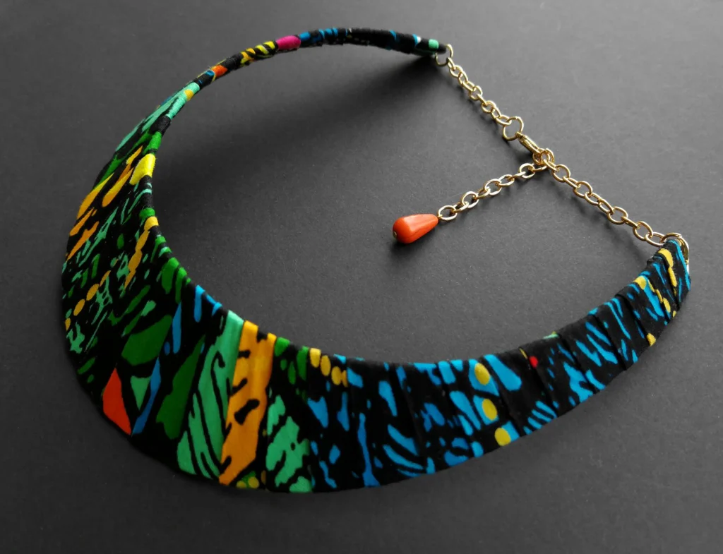 Collana a plastron larga in wax 195, pezzo unico, foto 3