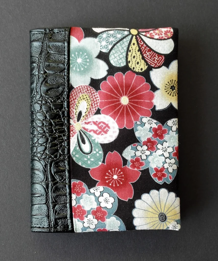 Porta passaporto personalizzato in tessuto wax, retro nero