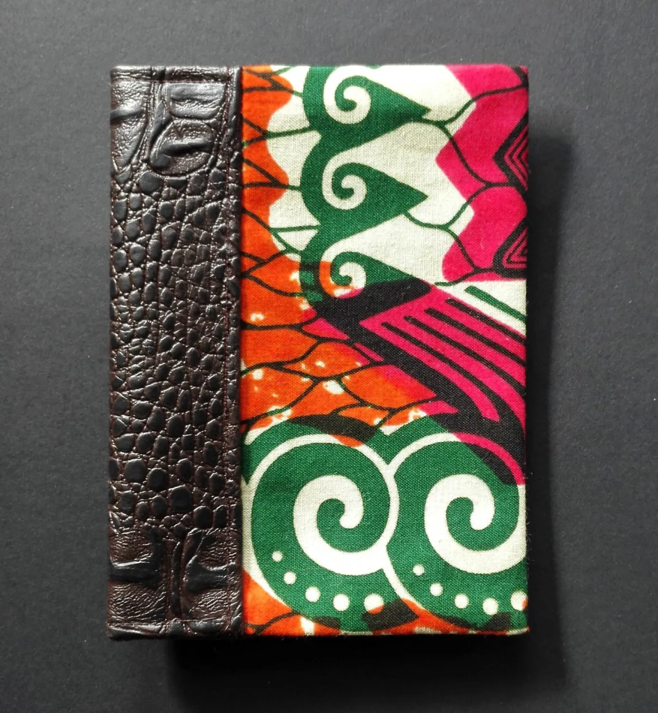 Porta passaporto personalizzato in tessuto wax, retro marrone