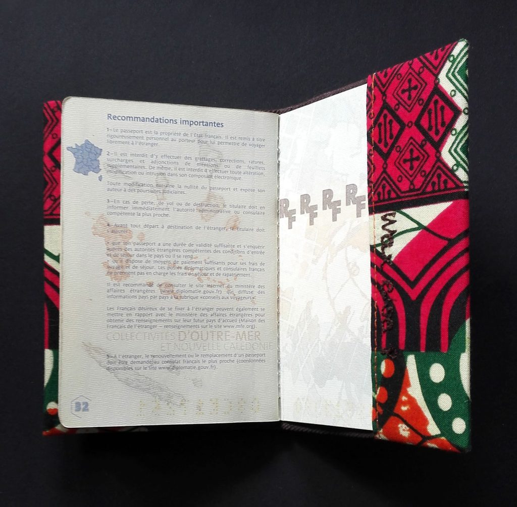 Porta passaporto personalizzato in tessuto wax, aperto a destra · passaporto