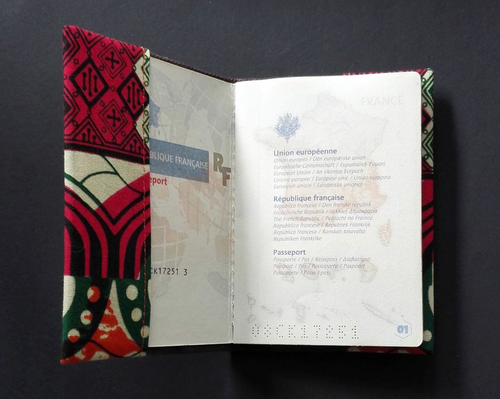 Porta passaporto personalizzato in tessuto wax, aperto a sinistra · passaporto