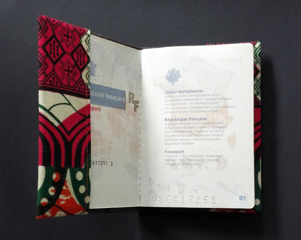 Porta passaporto personalizzato in tessuto wax, aperto a sinistra · passaporto